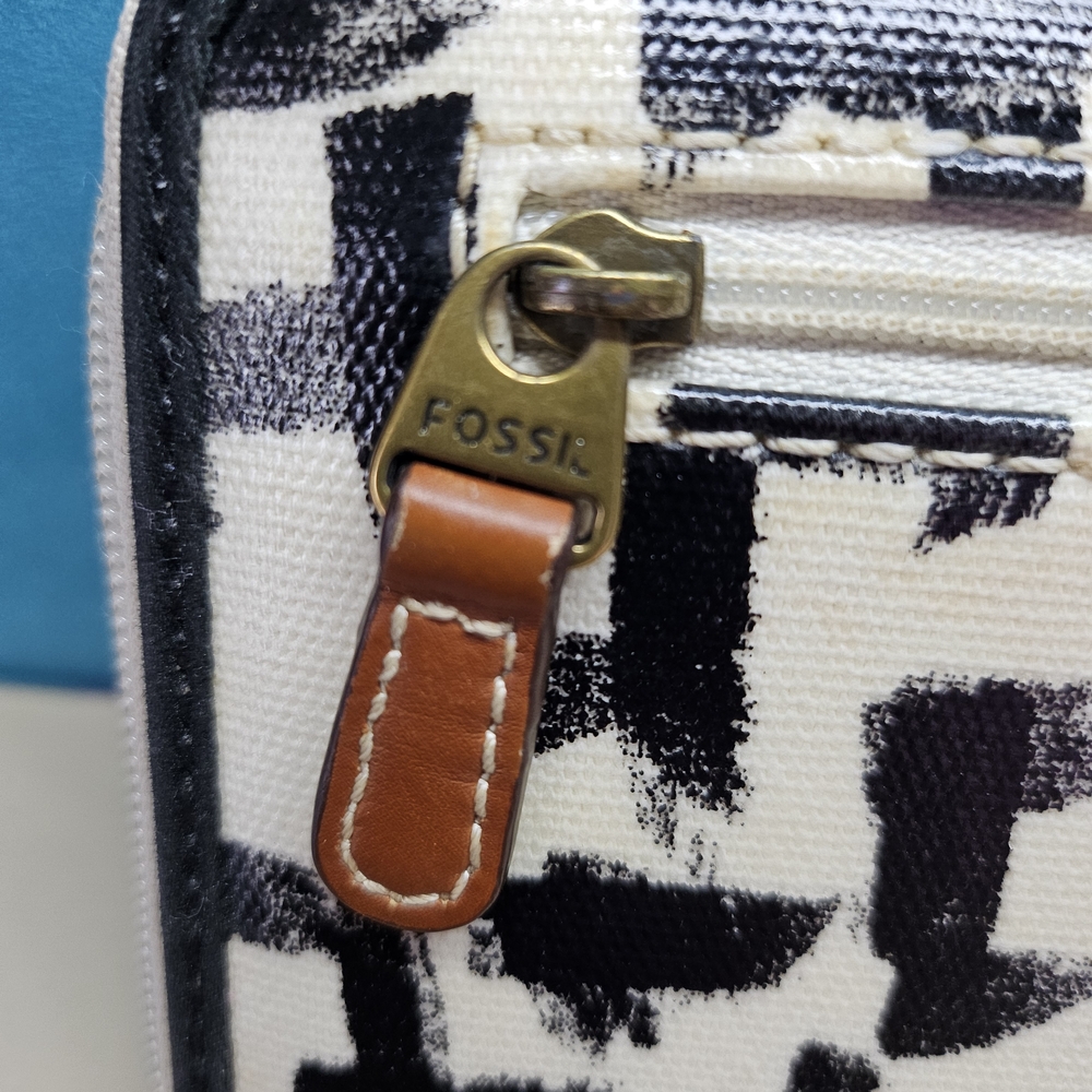 Fossil Black and White Patterned Wallet - Picture 9 of 10